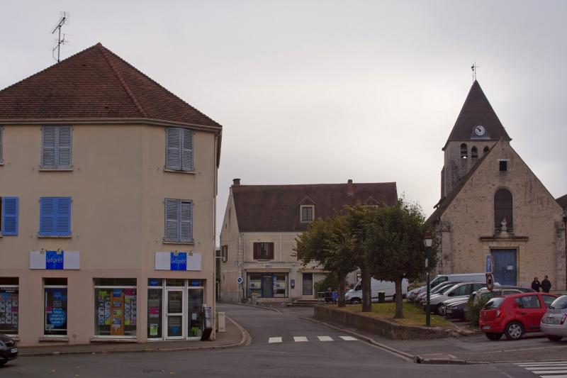 L'église et les boutiques de Plaisir.