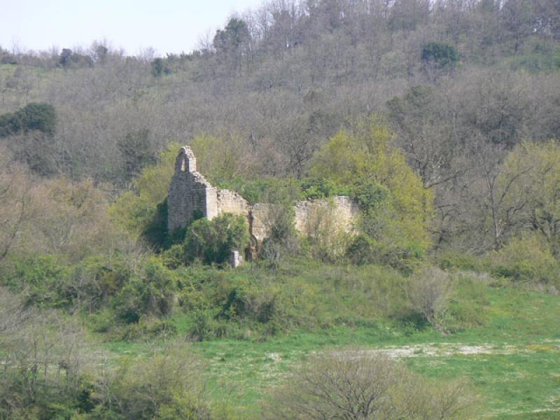 L'église d'Espinoux à Plavilla, église romane aujourd’hui en partie en ruines, mais classée aux monuments historiques.