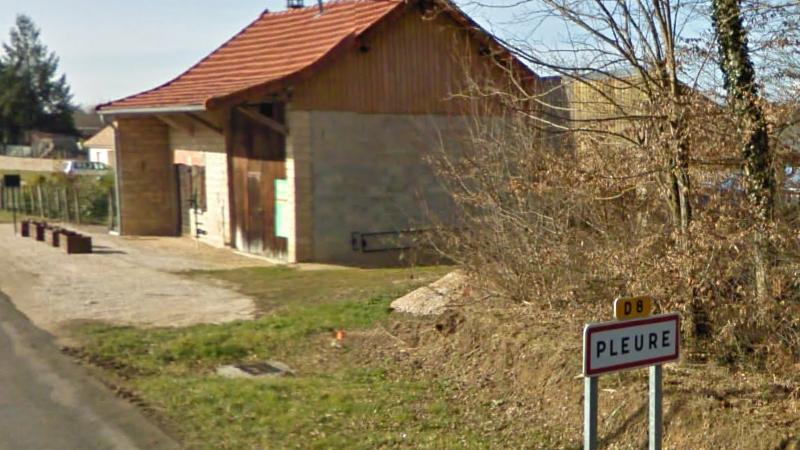 Panneau d'entrée du village de Pleure, dans le département du Jura en région Bourgogne-Franche-Comté, France.