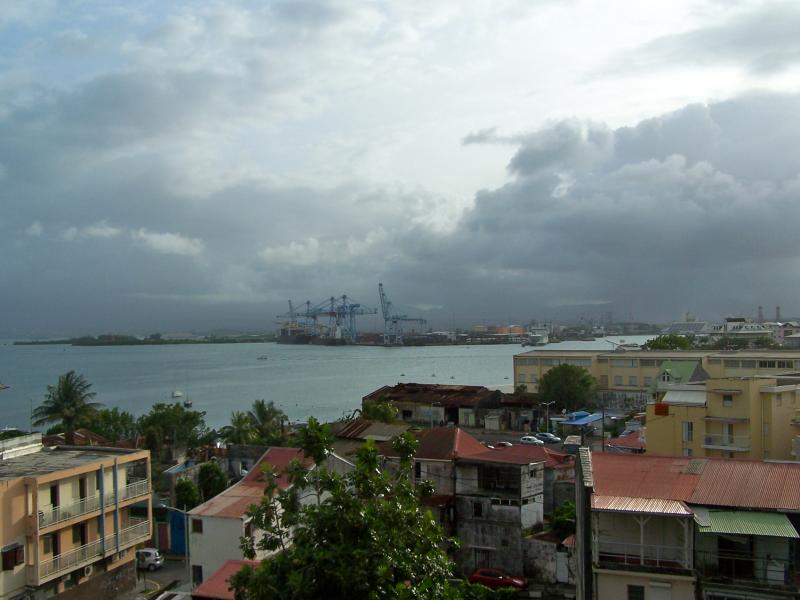 Vue du port maritime à Pointe-à-Pitre. Blason de Pointe-à-Pitre, dans le département et la région de la Guadeloupe