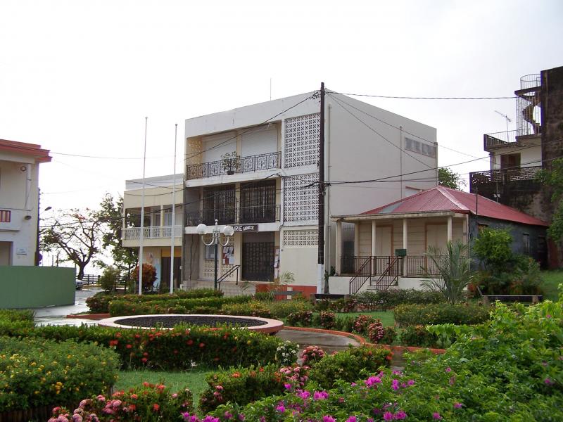 La nouvelle mairie et la place centrale de la commune française de Pointe-Noire, dans le département et la région de la Guadeloupe