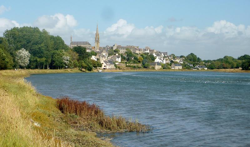  Pont-Croix vu de la ria du Goyen,  dans le département du Finistère.