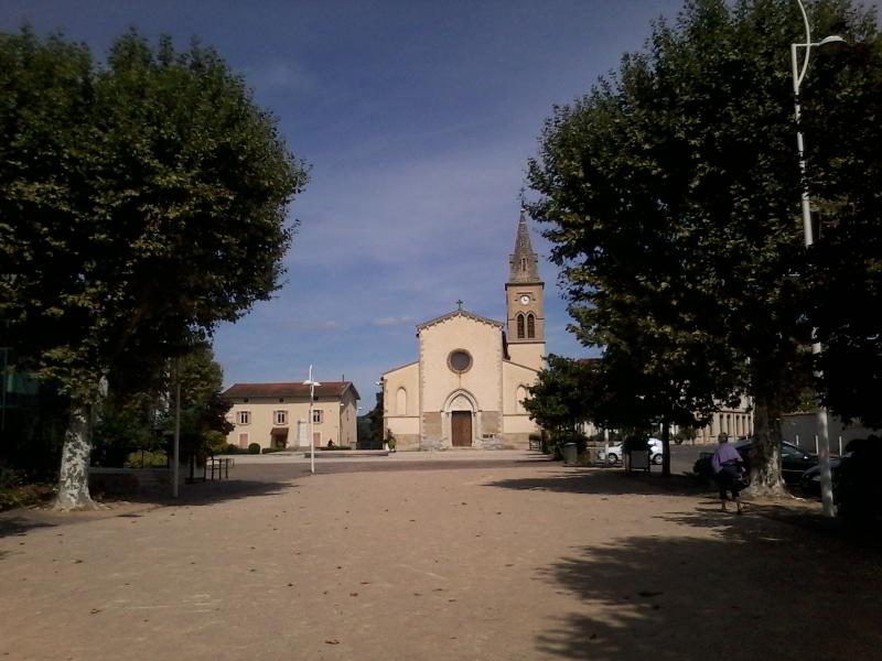 Photo de l'église de la place Claude-Barbier, en région Auvergne-Rhône-Alpes. 