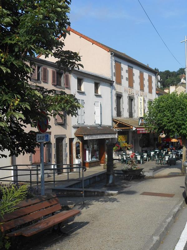 Centre-ville de Pontaumur, dans le département du Puy-de-Dôme