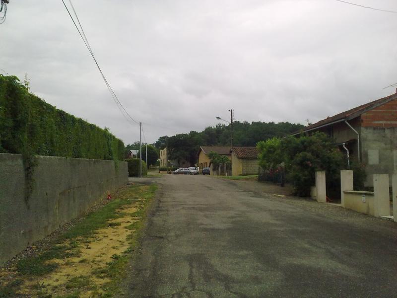 Rue principale de Projan, dans le département du Gers.