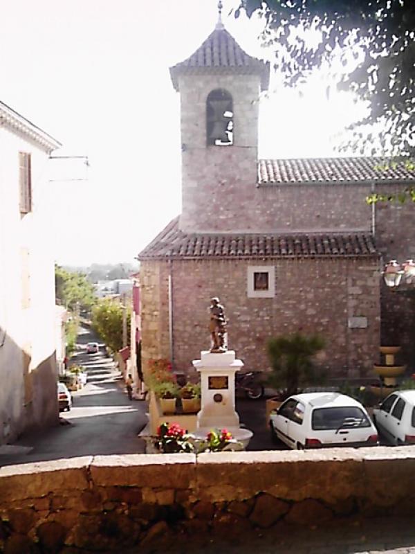 Photo de l’église paroissiale Saint-Jacques-le-Majeur, en région Provence-Alpes-Côte d'Azur.