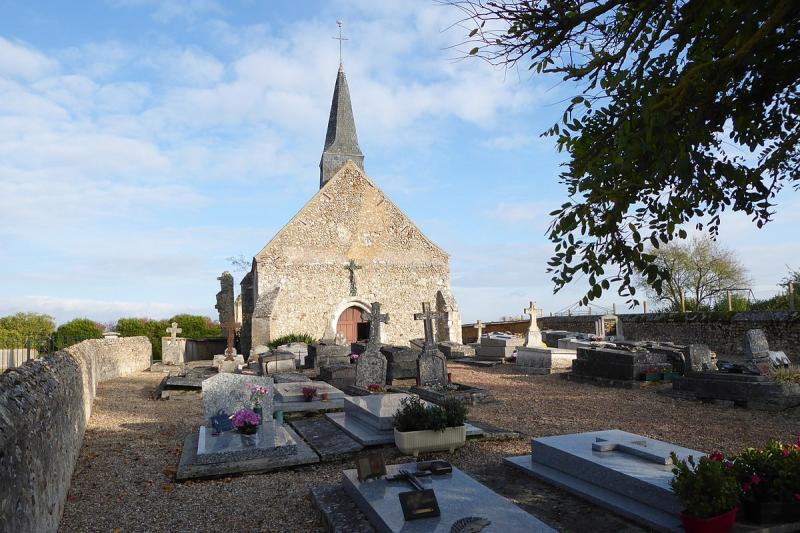 L'église Sainte-Madeleine, entourée du cimetière à Puiseux, dans le département d'Eure-et-Loir.