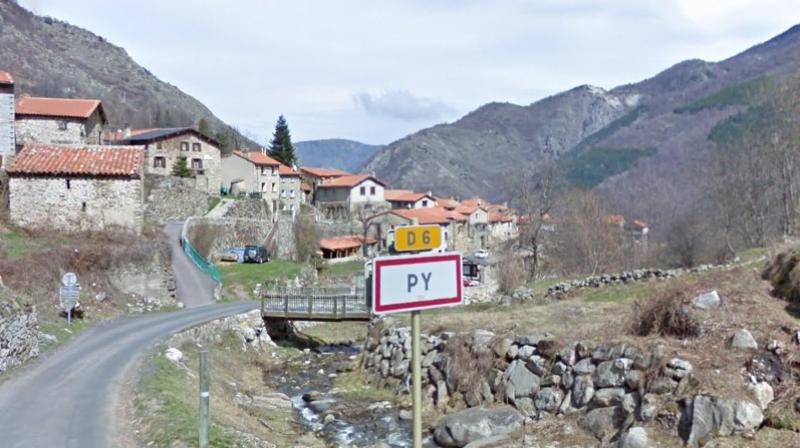 Le panneau d'entrée de la ville de Py.