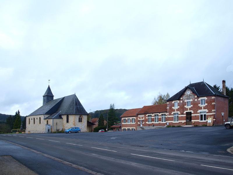 La mairie, la place, l'église & la RD 977 (ex-RN 77), à Quatre-Champs.
