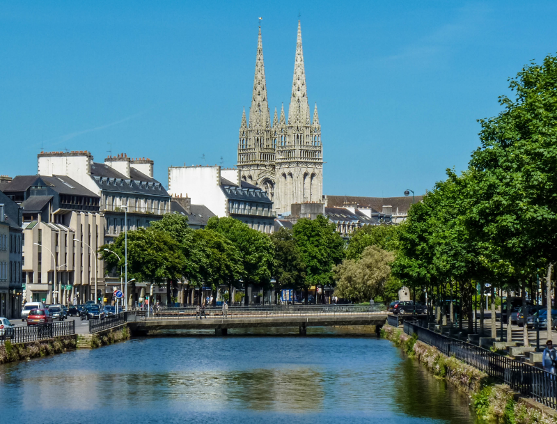 La cathédrale de Quimper vue depuis l'Odet, dans le département du Finistère, en région Bretagne, France