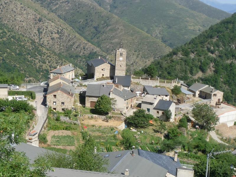 Vue du bourg et des Garrotxes.