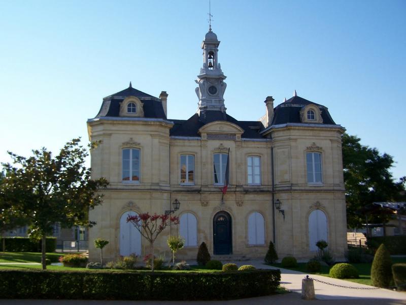 L'hôtel de ville (oct. 2012) de Rauzan, dans le département de la Gironde.