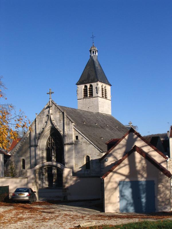Vue de l'église de Ravières, dans le département de l'Yonne.