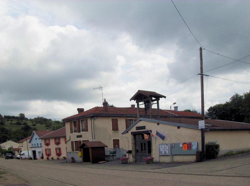 La mairie et l'école de Regney.