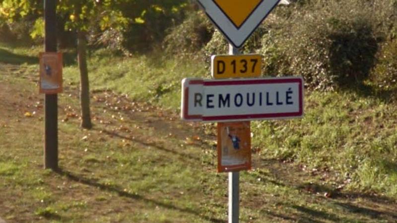 Panneau d'entrée du village de Remouillé, dans le département de la Loire-Atlantique en région Pays de la Loire, France.