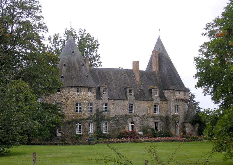 Le château de Bois-du-Maine à Rennes-en-Grenouilles,  dans le département de la Mayenne.
