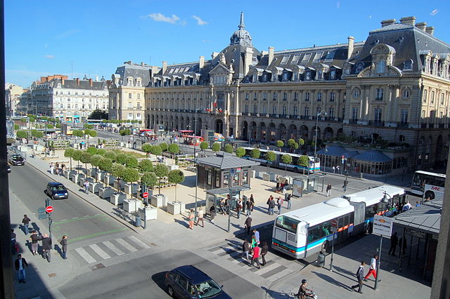 Rennes (France): Place de la République et Palais du Commerce.