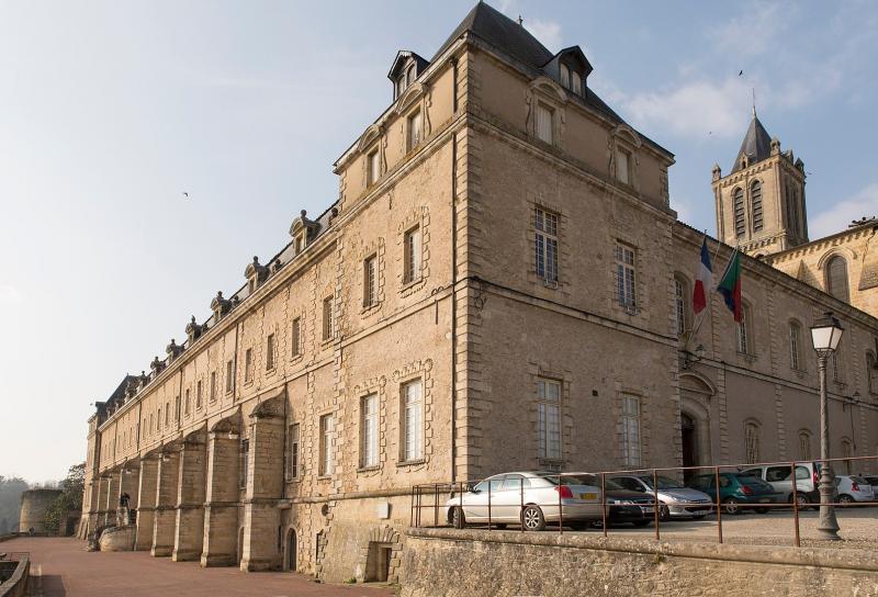 L'hôtel de ville, ancien prieuré (mars 2016).