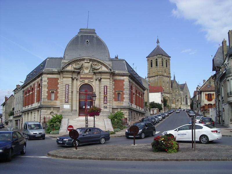En avant la Bibliothèque et en arrière plan l' église saint-Nicolas.