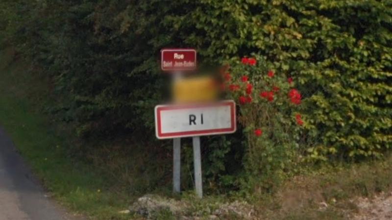 Le panneau d'entrée de la ville de Ri.