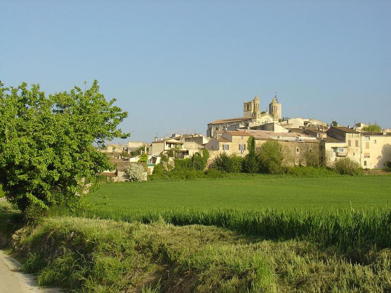 Vue de la commune de Rians, aperçu de l'église et de la tour-beffroi, dans le département du Var.