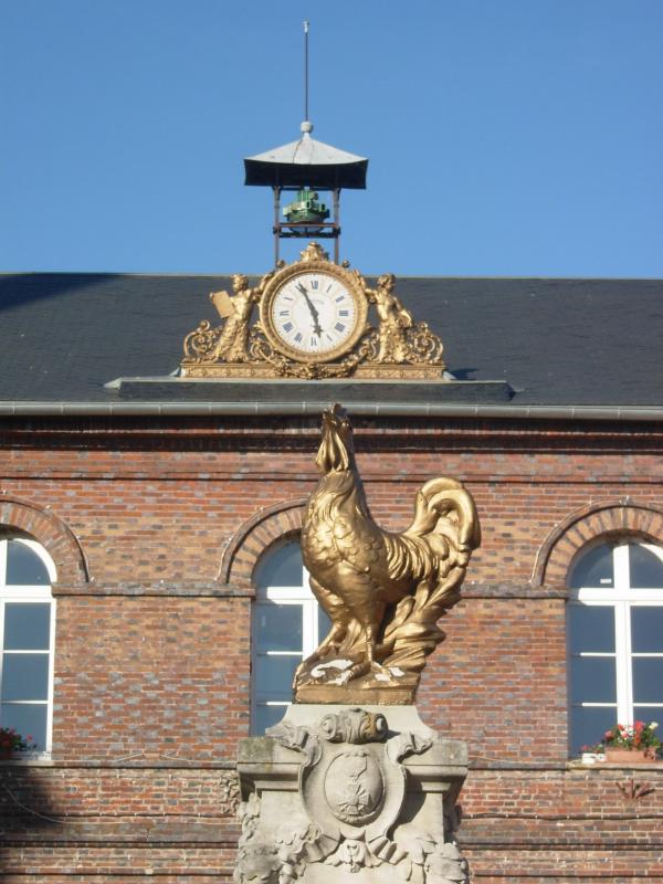 Le coq du monument aux morts et la mairie de Rigny-le-Ferron, dans le département de l'Aube.