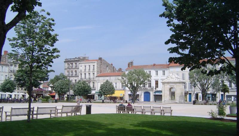 Photo de la place Colbert, cœur historique de la ville, en région Nouvelle-Aquitaine. 