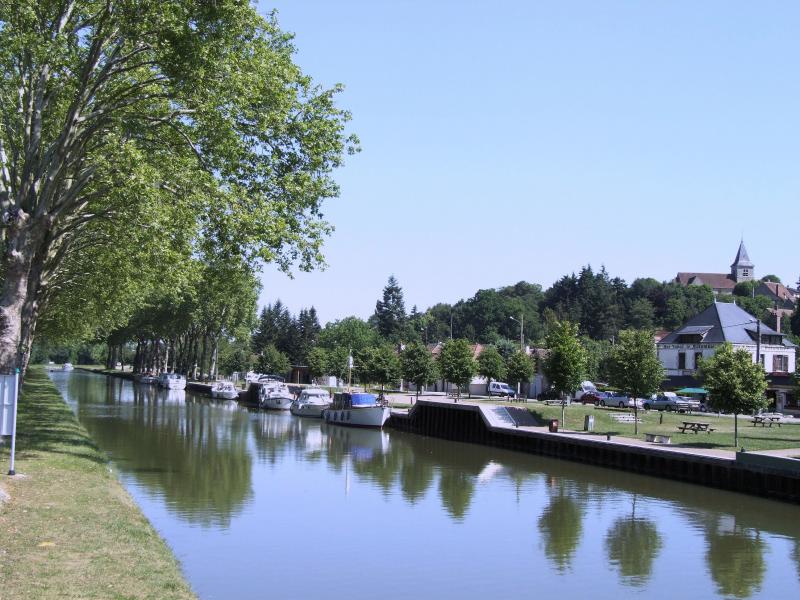 Rogny-les-Sept-Ecluses et le canal de Briare.