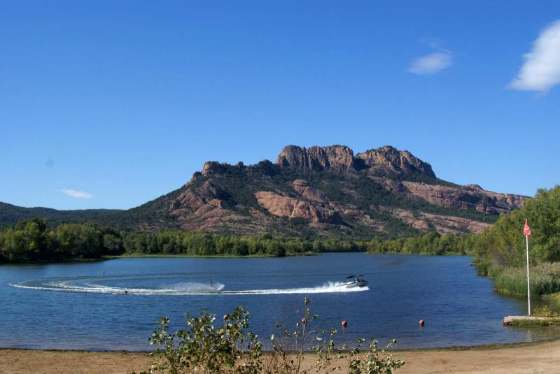 Photo du lac de Roquebrune-sur-Argens, en région Provence-Alpes-Côte d'Azur.