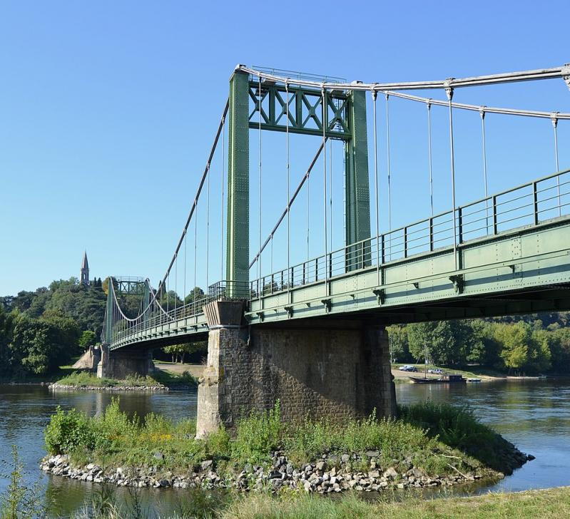  Le Pont de Gennes, dans le département du Maine-et-Loire.