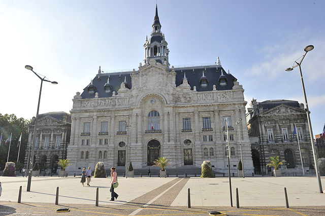 Façade de la mairie et grand'place