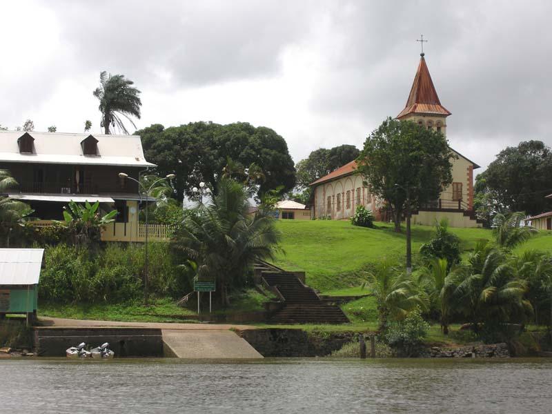 Vue de la Commune de Roura depuis l'Oyak, dans le département et la région de la Guyane.