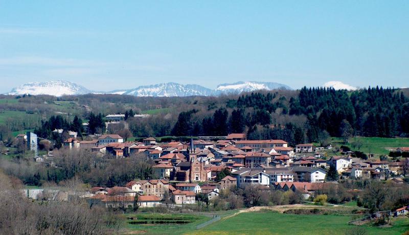 Le village de Roybon vue de l'ouest (vallée de la Galaure), dans le département de l'Isère.