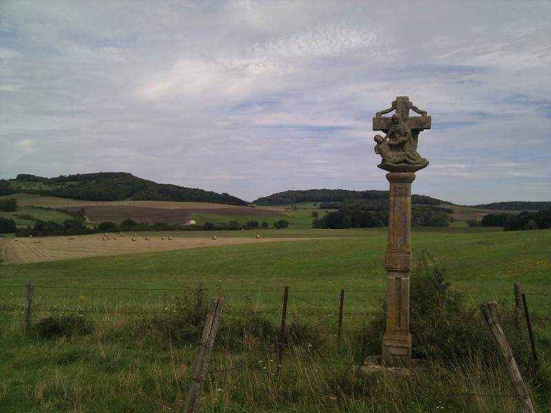 Croix de chemin dans les champs de Rugney, dans le département des Vosges.