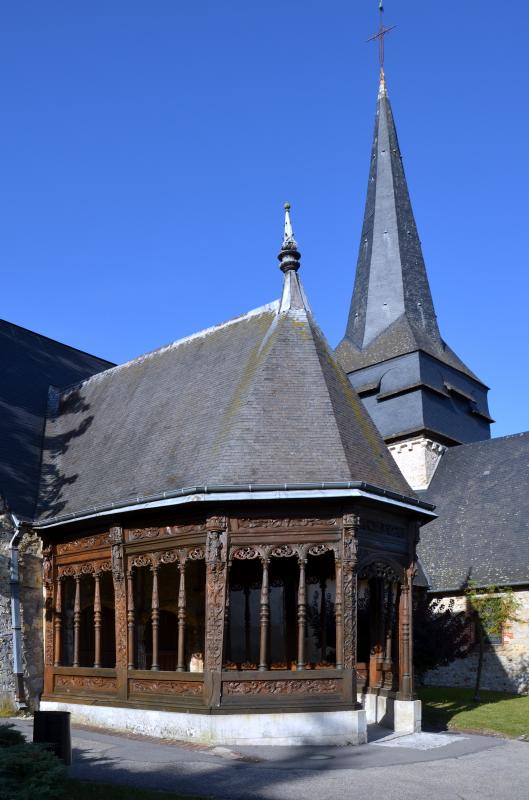 Porche sculpté de l'église de Ry.