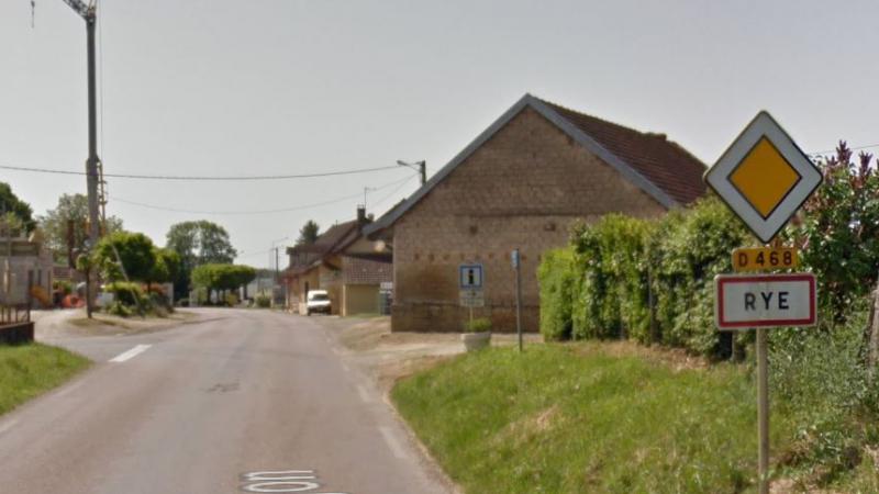 Panneau d'entrée de la commune de Rye, dans le Jura (France)