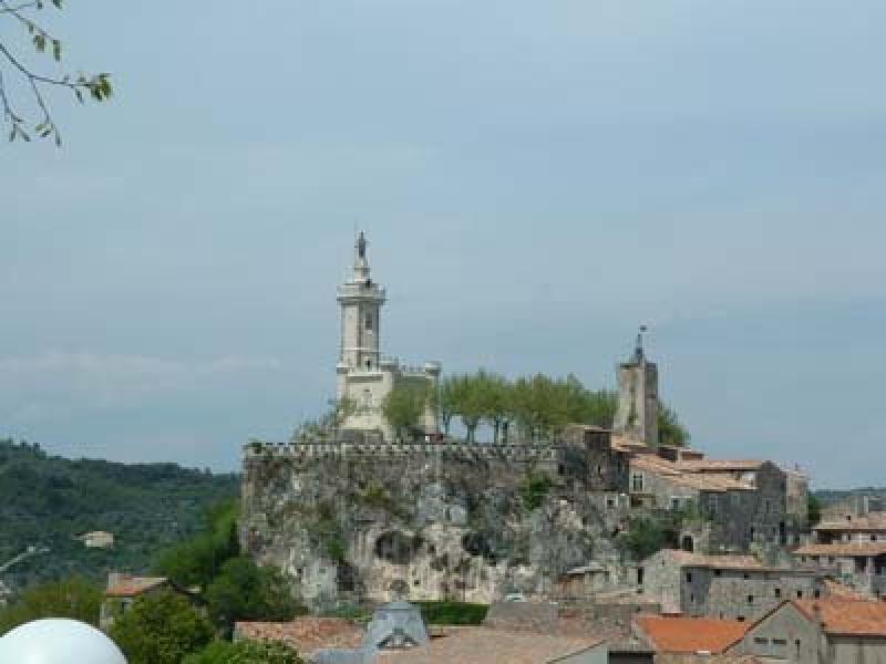 La ville et le rocher du Dugas.