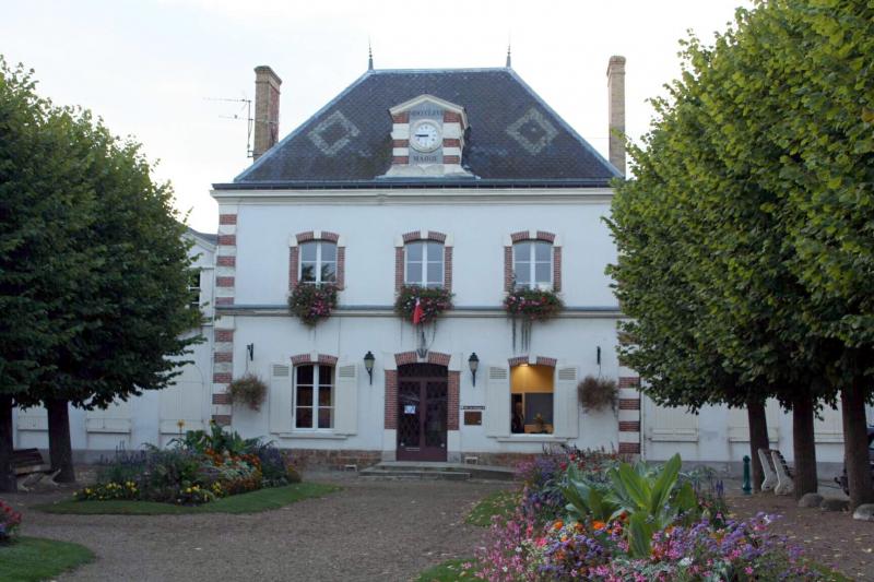  La mairie de Saint-Arnoult-en-Yvelines.