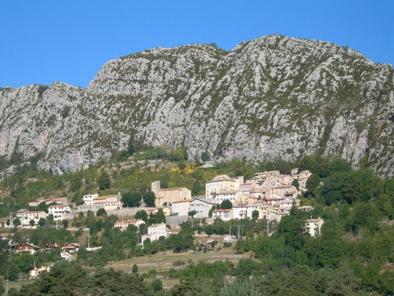 Vue générale de Saint-Auban,  dans le département des Alpes-Maritimes.