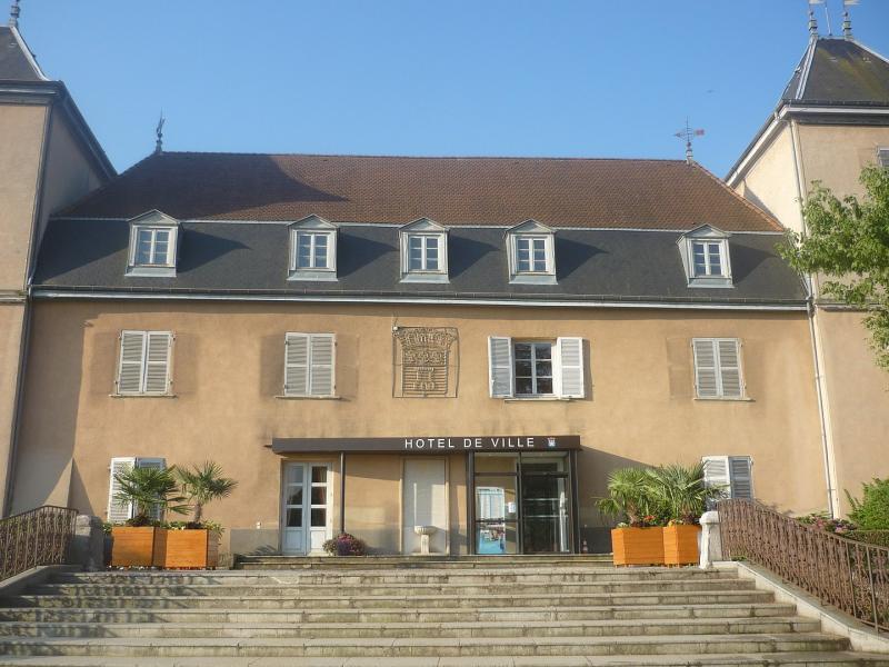 L'hôtel de ville de Saint-Bonnet-de-Mure.