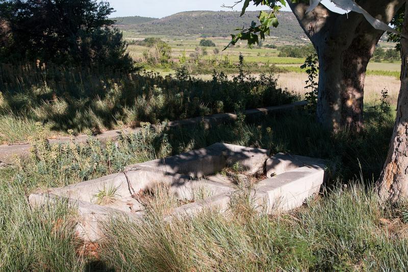 L'ancien lavoir, qui servait aussi d'abreuvoir,  utilisé par le bétail et les carrosses, sur la route de Sommières.