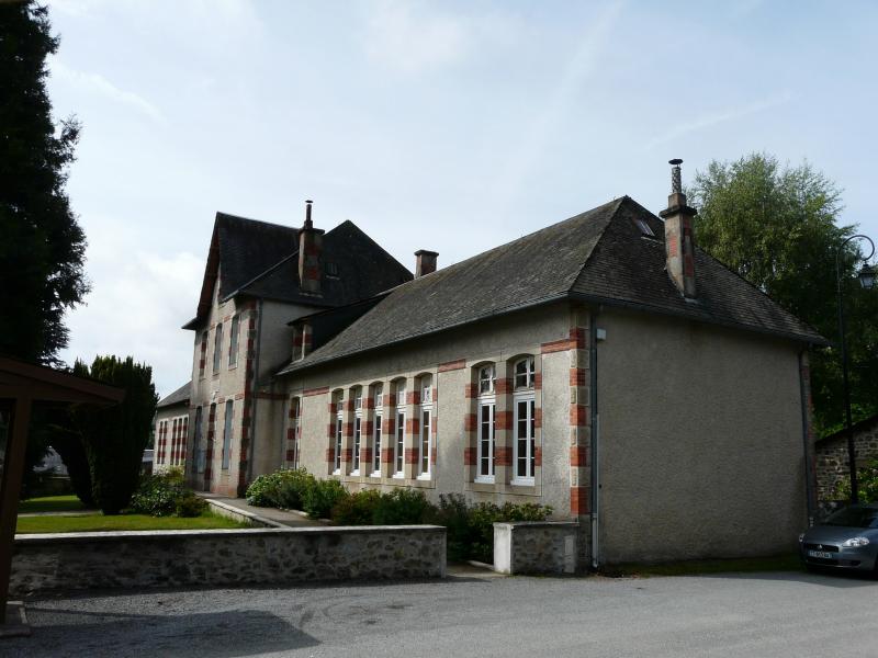 Le bâtiment de la mairie-école de Saint-Étienne-aux-Clos.