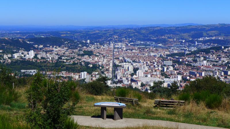 Vue de la commune française de Saint-Etienne depuis le Guizay, dans le département de la Loire, en région Auvergne-Rhône-Alpes