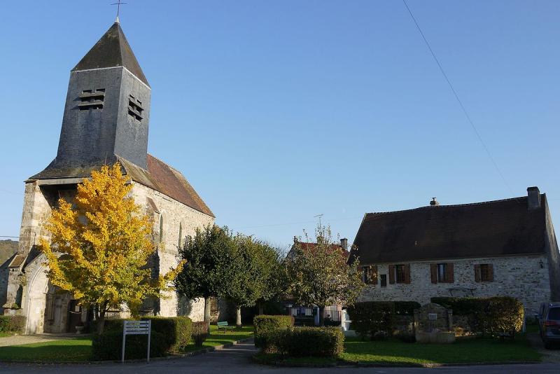  Église Saint-Eugène, la place, la fontaine aux Enchères, dans le département de l'Aisne.