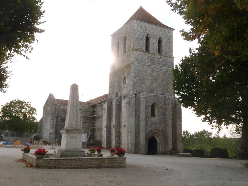  L'église Saint-Front et le monument aux morts.