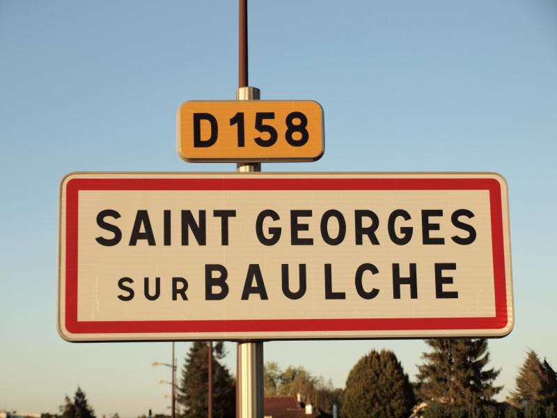 Le panneau d'agglomération de la commune française de Saint-Georges-sur-Baulche (Yonne, France)