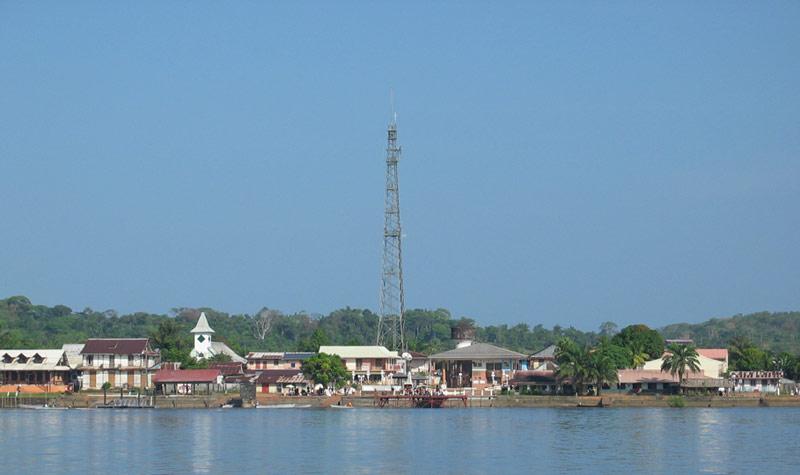 La commune française de Saint Georges vue depuis l'Oyapock, dans le département et la région de la Guyane.