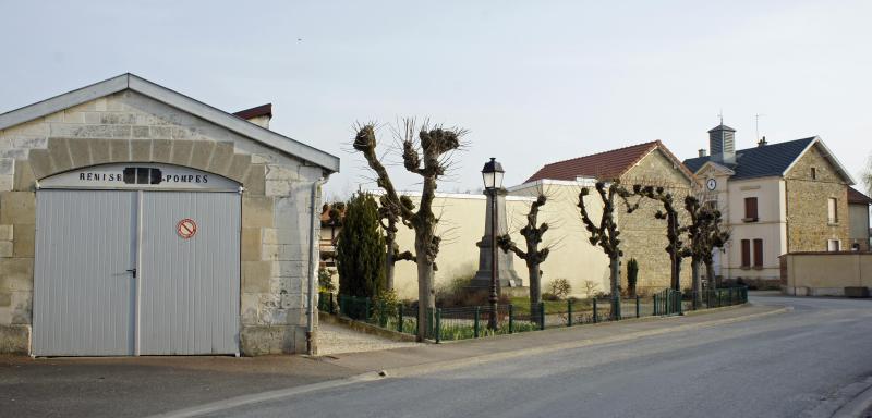 Vue de la salle des pompiers, du monument aux morts et de la mairie de Saint-Germain-la-Ville, dans le département de la Marne.