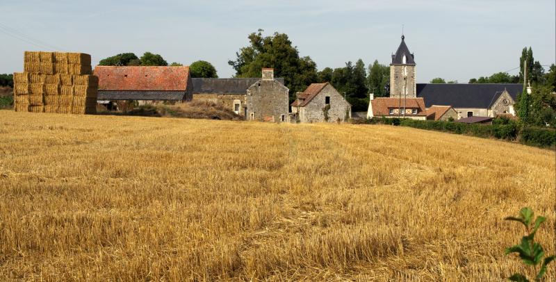 Partie du village et son église à Saint-Germain-Langot, dans le département du Calvados.