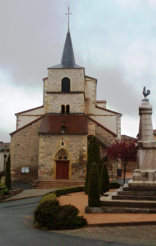 Église Saint-Jean-Baptiste et monument aux morts, sur la place centrale du village. de Saint-Igny-de-Vers, dans le département du Rhône.